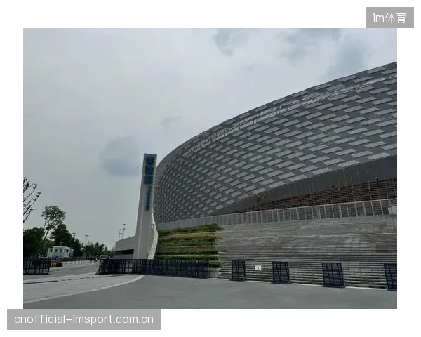 成都凤凰山体育公园与五粮液达成冠名协议，解决了大型场馆长期依赖单一门票收入的困境
